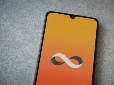 Lod, Israel - 8 Temmuz 2020: Bank Mizrahi Tefahot uygulaması seramik taş zemin üzerinde siyah bir cep telefonunun logosu olan fırlatma ekranı. Üst görünüm düzlüğü kopyalama alanı ile yatıyordu.