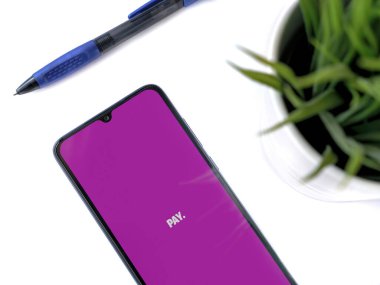 Lod, Israel - 8 Temmuz 2020: Beyaz arka planda logosu olan PAY uygulama başlatma ekranı. Üst görünüm yatağını kapat.