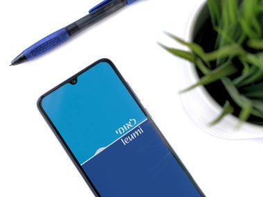Lod, Israel - 8 Temmuz 2020: Bank Leumi uygulama başlatma ekranı beyaz arkaplanda İbranice metin logosu. Üst görünüm yatağını kapat.