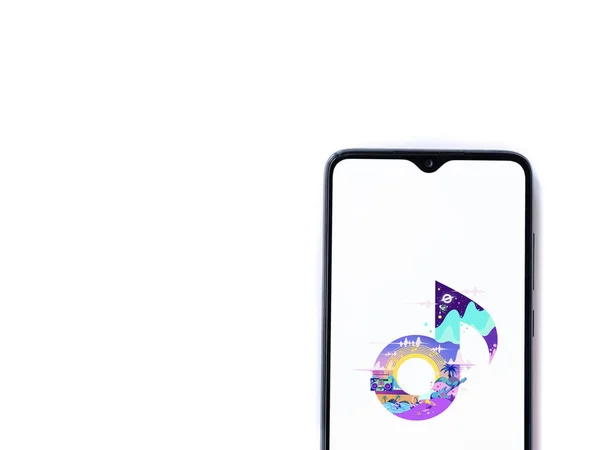 Lod Israel 2020年7月8日 Musicアプリは 白い背景に隔離された黒い携帯電話のディスプレイ上のロゴと画面を起動します コピースペース付きのトップビューフラットレイ — ストック写真