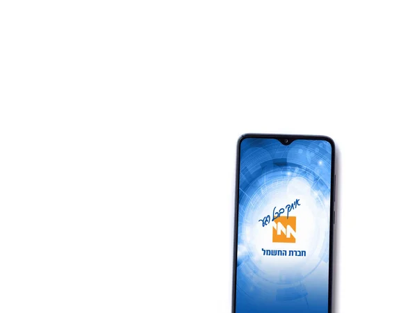 以色列卢德 2020年7月8日 以色列电力公司 Israel Electric Corporation 应用软件启动屏幕 屏幕上有一个白色背景隔离的黑色智能手机 屏幕上印有希伯来语文标识 带有复制空间的顶视图平面布局 — 图库照片