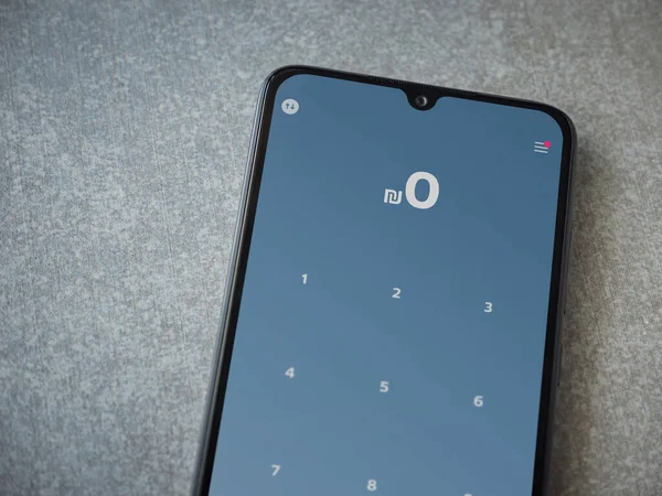 2020年7月8日イスラエル ロッド Payアプリを起動すると 携帯電話の黒い画面が石の背景に表示されます コピースペース付きのトップビューフラットレイ — ストック写真