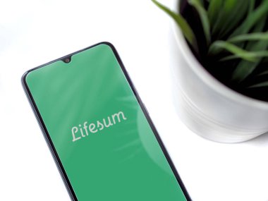 Lod, Israel - 8 Temmuz 2020: Beyaz arka planda logosu olan siyah cep telefonlu modern minimalist ofis çalışma alanı. Üst görünüm düzlüğü kopyalama alanı ile yatıyordu.