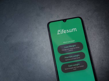Lod, Israel - 8 Temmuz 2020: Lifesum uygulama ekranı koyu mermer taşlı arka planda siyah bir cep telefonunun logosu. Üst görünüm düzlüğü kopyalama alanı ile yatıyordu.