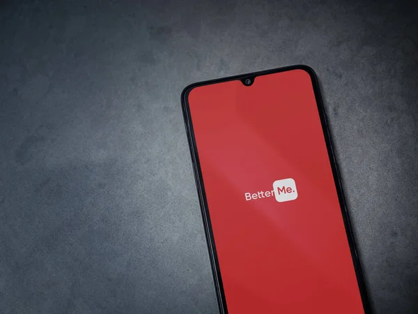 Lod, Israel - 8 Temmuz 2020: BetterMe uygulama ekranı koyu mermer taşlı arka planda siyah bir cep telefonunun logosu var. Üst görünüm düzlüğü kopyalama alanı ile yatıyordu.