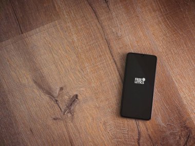 Lod, Israel - 8 Temmuz 2020: Freeletics Eğitim Koçu uygulama ekranı, üzerinde siyah bir cep telefonunun logosu olan tahta arka planda. Üst görünüm düzlüğü kopyalama alanı ile yatıyordu.