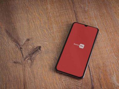 Lod, Israel - 8 Temmuz 2020: BetterMe uygulama ekranı üzerinde siyah bir cep telefonunun ahşap arka planda logosu var. Üst görünüm düzlüğü kopyalama alanı ile yatıyordu.