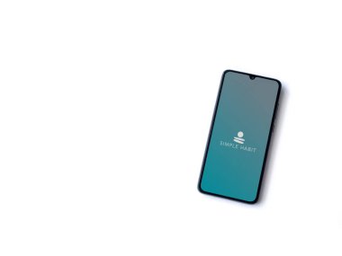 Lod, Israel - 8 Temmuz 2020: Basit Alışkanlık uygulaması çalıştırma ekranı beyaz arkaplanda izole edilmiş siyah bir cep telefonunun logosu. Üst görünüm düzlüğü kopyalama alanı ile yatıyordu.