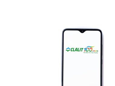 Lod, Israel - 8 Temmuz 2020: Clalit Sağlık Hizmetleri uygulama ekranı beyaz arkaplanda izole edilmiş siyah bir cep telefonunun logosu. Üst görünüm düzlüğü kopyalama alanı ile yatıyordu.