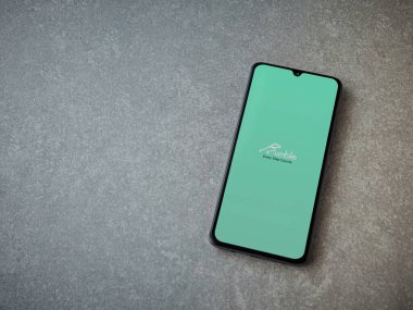 Lod, Israel - 8 Temmuz 2020: Rumble uygulama başlatma ekranı seramik taş zemin üzerinde siyah bir cep telefonunun logosu. Üst görünüm düzlüğü kopyalama alanı ile yatıyordu.