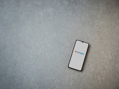 Lod, Israel - 8 Temmuz 2020: Meuhedet Sağlık Hizmetleri uygulama ekranı seramik taş zemin üzerinde siyah bir cep telefonunun logosu var. Üst görünüm düzlüğü kopyalama alanı ile yatıyordu.