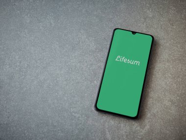 Lod, Israel - 8 Temmuz 2020: Seramik taş zemin üzerinde siyah bir cep telefonunun logosu olan Lifesum uygulaması fırlatma ekranı. Üst görünüm düzlüğü kopyalama alanı ile yatıyordu.