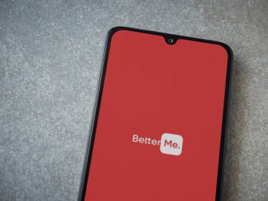 Lod, Israel - 8 Temmuz 2020: BetterMe uygulama ekranı seramik taş zemin üzerinde siyah bir cep telefonunun logosu var. Üst görünüm düzlüğü kopyalama alanı ile yatıyordu.