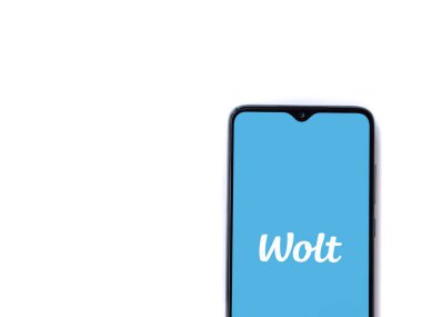 Lod, Israel - 8 Temmuz 2020: Beyaz arka planda izole edilmiş siyah bir cep telefonunun logosu olan Wolt uygulaması fırlatma ekranı. Üst görünüm düzlüğü kopyalama alanı ile yatıyordu.