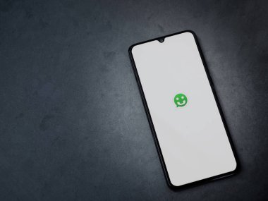 Lod, Israel - 8 Temmuz 2020: Koyu mermer taşlı arka planda siyah bir cep telefonunun logosu olan Scriby uygulama başlatma ekranı. Üst görünüm düzlüğü kopyalama alanı ile yatıyordu.