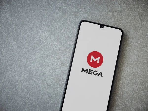 Lod, Israel - 8 Temmuz 2020: MeGA uygulama başlatma ekranı seramik taş zemin üzerinde siyah bir cep telefonunun logosu. Üst görünüm düzlüğü kopyalama alanı ile yatıyordu.