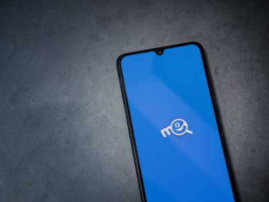 Lod, Israel - 8 Temmuz 2020: Ben uygulamayı koyu mermer taşlı arka planda siyah bir cep telefonunun logosu ile çalıştırıyorum. Üst görünüm düzlüğü kopyalama alanı ile yatıyordu.