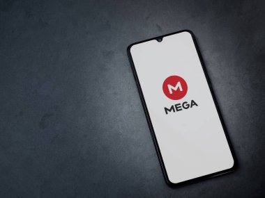 Lod, Israel - 8 Temmuz 2020: Koyu mermer taşlı arka planda siyah bir cep telefonunun logosu olan MEGA uygulama başlatma ekranı. Üst görünüm düzlüğü kopyalama alanı ile yatıyordu.