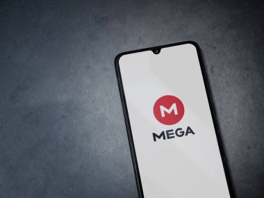 Lod, Israel - 8 Temmuz 2020: Koyu mermer taşlı arka planda siyah bir cep telefonunun logosu olan MEGA uygulama başlatma ekranı. Üst görünüm düzlüğü kopyalama alanı ile yatıyordu.