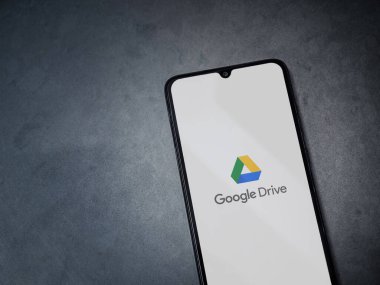 Lod, Israel - 8 Temmuz 2020: Google Drive uygulama ekranı koyu mermer taşlı arka planda siyah bir cep telefonunun logosu var. Üst görünüm düzlüğü kopyalama alanı ile yatıyordu.