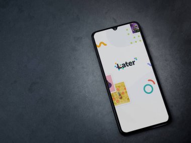 Lod, Israel - 8 Temmuz 2020: Daha sonra koyu mermer taşlı arka planda siyah bir cep telefonunun logosu olan uygulama fırlatma ekranı. Üst görünüm düzlüğü kopyalama alanı ile yatıyordu.