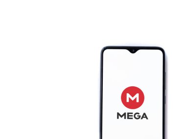 Lod, Israel - 8 Temmuz 2020: MeGA uygulama başlatma ekranı beyaz arkaplanda izole edilmiş siyah bir cep telefonunun logosu. Üst görünüm düzlüğü kopyalama alanı ile yatıyordu.