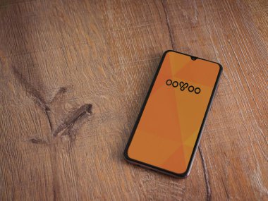 Lod, Israel - 8 Temmuz 2020: ooVoo uygulama ekranı üzerinde logo olan siyah bir cep telefonu ahşap arka planda. Üst görünüm düzlüğü kopyalama alanı ile yatıyordu.