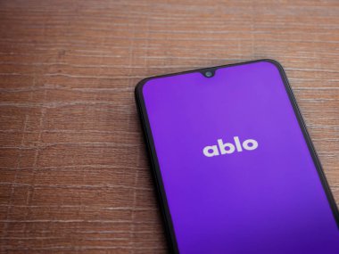 Lod, Israel - 8 Temmuz 2020: Ahşap arka planda siyah bir cep telefonunun logosu olan Ablo uygulama fırlatma ekranı. Üst görünüm düzlüğü kopyalama alanı ile yatıyordu.