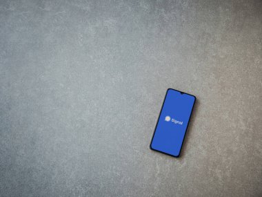 Lod, Israel - 8 Temmuz 2020: Seramik taş zemin üzerinde siyah bir cep telefonunun logosu olan Özel Haberci uygulaması fırlatma ekranı. Üst görünüm düzlüğü kopyalama alanı ile yatıyordu.