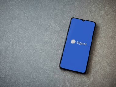 Lod, Israel - 8 Temmuz 2020: Seramik taş zemin üzerinde siyah bir cep telefonunun logosu olan Özel Haberci uygulaması fırlatma ekranı. Üst görünüm düzlüğü kopyalama alanı ile yatıyordu.