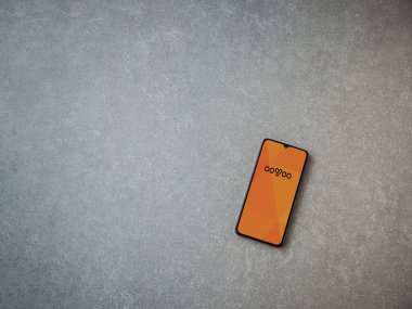 Lod, Israel - 8 Temmuz 2020: ooVoo uygulama ekranı seramik taş zemin üzerinde siyah bir cep telefonunun logosu var. Üst görünüm düzlüğü kopyalama alanı ile yatıyordu.