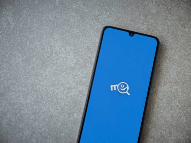 Lod, Israel - 8 Temmuz 2020: Seramik taş zemin üzerinde siyah bir cep telefonunun logosu olan uygulamayı çalıştırmak. Üst görünüm düzlüğü kopyalama alanı ile yatıyordu.