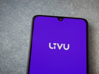 Lod, Israel - 8 Temmuz 2020: LiveU uygulama ekranıyla seramik taş zemin üzerinde siyah bir cep telefonu görüntüsü. Üst görünüm düzlüğü kopyalama alanı ile yatıyordu.