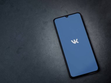 Lod, Israel - 8 Temmuz 2020: VK uygulama ekranı koyu mermer taşlı arka planda siyah bir cep telefonunun logosu. Üst görünüm düzlüğü kopyalama alanı ile yatıyordu.