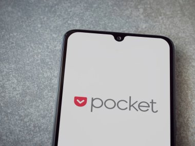 Lod, Israel - 8 Temmuz 2020: Seramik taş zemin üzerinde siyah bir mobil akıllı telefonun logosu olan cep uygulaması fırlatma ekranı. Üst görünüm düzlüğü kopyalama alanı ile yatıyordu.