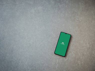 Lod, Israel - 8 Temmuz 2020: Seramik taş zemin üzerinde siyah bir cep telefonunun logosu olan ViewRanger uygulaması fırlatma ekranı. Üst görünüm düzlüğü kopyalama alanı ile yatıyordu.