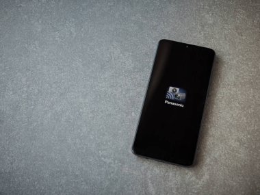 Lod, Israel - 8 Temmuz 2020: Panasonic Image App uygulaması uygulaması seramik taş zemin üzerinde siyah bir cep telefonunun logosu ile başlatıldı. Üst görünüm düzlüğü kopyalama alanı ile yatıyordu.