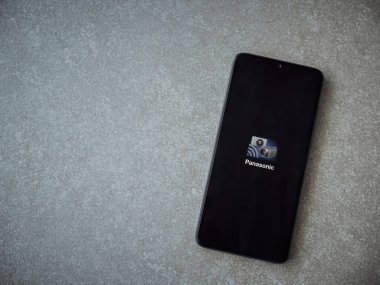 Lod, Israel - 8 Temmuz 2020: Panasonic Image App uygulaması uygulaması seramik taş zemin üzerinde siyah bir cep telefonunun logosu ile başlatıldı. Üst görünüm düzlüğü kopyalama alanı ile yatıyordu.