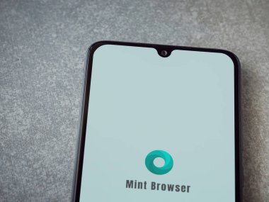 Lod, Israel - 8 Temmuz 2020: Naneli Tarayıcı uygulaması başlatma ekranı seramik taş zemin üzerinde siyah bir cep telefonunun logosu. Üst görünüm düzlüğü kopyalama alanı ile yatıyordu.