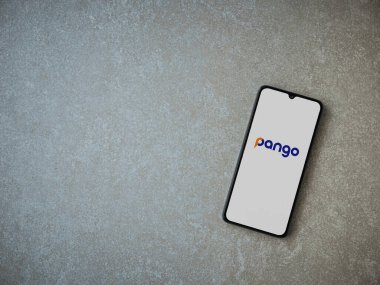 Lod, Israel - 8 Temmuz 2020: Pango uygulaması seramik taş zemin üzerinde siyah bir cep telefonunun logosu olan fırlatma ekranı. Üst görünüm düzlüğü kopyalama alanı ile yatıyordu.