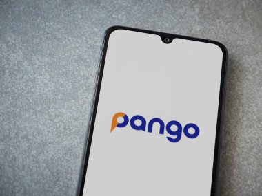 Lod, Israel - 8 Temmuz 2020: Pango uygulaması seramik taş zemin üzerinde siyah bir cep telefonunun logosu olan fırlatma ekranı. Üst görünüm düzlüğü kopyalama alanı ile yatıyordu.