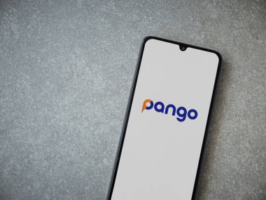 Lod, Israel - 8 Temmuz 2020: Pango uygulaması seramik taş zemin üzerinde siyah bir cep telefonunun logosu olan fırlatma ekranı. Üst görünüm düzlüğü kopyalama alanı ile yatıyordu.