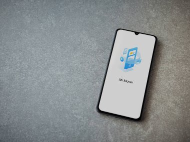 Lod, Israel - 8 Temmuz 2020: Mi Mover uygulama ekranı seramik taş zemin üzerinde siyah bir cep telefonunun logosu var. Üst görünüm düzlüğü kopyalama alanı ile yatıyordu.
