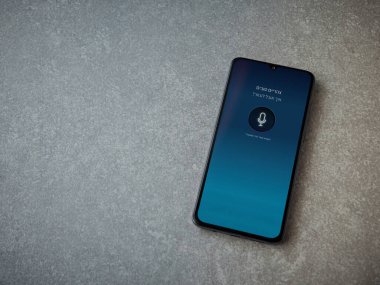 Lod, Israel - 8 Temmuz 2020: Miri uygulaması seramik taş zemin üzerinde siyah bir cep telefonunun ekranında İbranice metinde logo bulunan bir uygulama ekranı. Üst görünüm düzlüğü kopyalama alanı ile yatıyordu.
