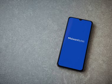 Lod, Israel - 8 Temmuz 2020: Malwarebytes Security uygulaması seramik taş zemin üzerinde siyah bir cep telefonunun logosu olan fırlatma ekranı. Üst görünüm düzlüğü kopyalama alanı ile yatıyordu.