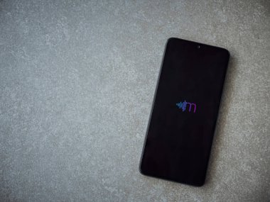 Lod, Israel - 8 Temmuz 2020: Miri uygulaması seramik taş zemin üzerinde siyah bir cep telefonunun logosu olan fırlatma ekranı. Üst görünüm düzlüğü kopyalama alanı ile yatıyordu.