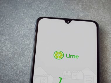 Lod, Israel - 8 Temmuz 2020: Kireç uygulaması fırlatma ekranı seramik taş zemin üzerinde siyah bir cep telefonunun logosu. Üst görünüm düzlüğü kopyalama alanı ile yatıyordu.