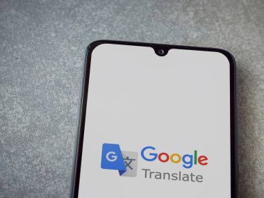 Lod, Israel - 8 Temmuz 2020: Google uygulama başlatma ekranı seramik taş zemin üzerinde siyah bir cep telefonunun logosu var. Üst görünüm düzlüğü kopyalama alanı ile yatıyordu.