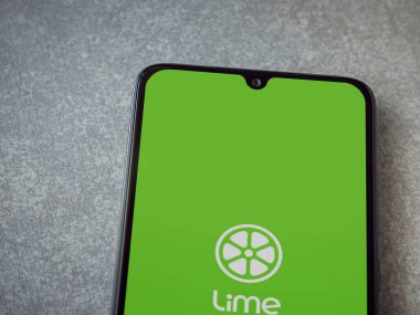 Lod, Israel - 8 Temmuz 2020: Kireç uygulaması fırlatma ekranı seramik taş zemin üzerinde siyah bir cep telefonunun logosu. Üst görünüm düzlüğü kopyalama alanı ile yatıyordu.