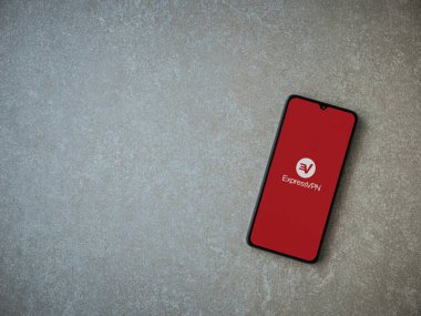 Lod, Israel - 8 Temmuz 2020: Seramik taş zemin üzerinde siyah bir cep telefonunun logosu olan ExpressVPN uygulaması fırlatma ekranı. Üst görünüm düzlüğü kopyalama alanı ile yatıyordu.